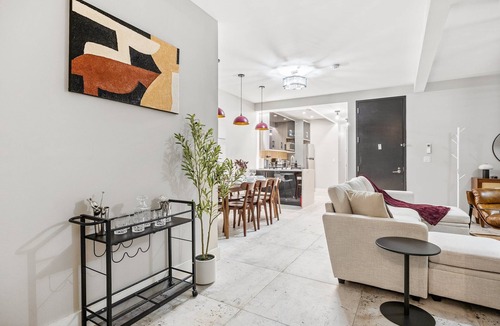 Broadway Triangle Apartment | Mid-Century Stay: 5BR and 5 Baths w/PS5 & Laundry