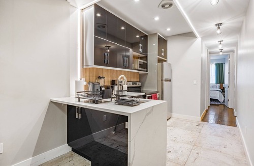 Broadway Triangle Apartment | Mid-Century Stay: 5BR and 5 Baths w/PS5 & Laundry