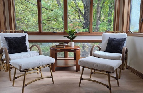 Alcoa House | Mid-Mod Retreat - Patio + Creek - 5 Min to TYS
