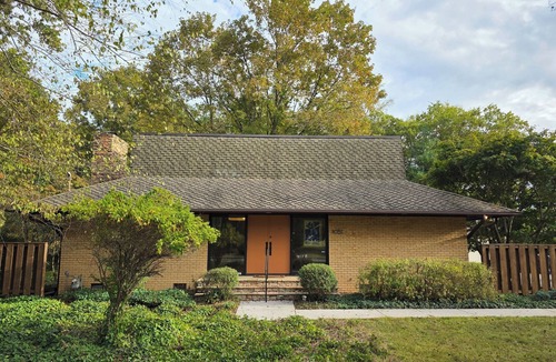 Alcoa House | Mid-Mod Retreat - Patio + Creek - 5 Min to TYS