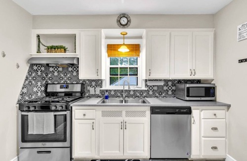 Rockford House | Mid-Term Ready | 4BR Home, Fast WiFi, Pet-Friendly