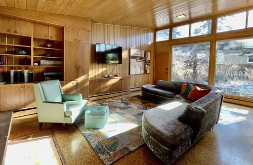 Cedar Falls Ski Chalet | Midcentury Modern Delight - 3 Bedroom in Cedar Falls
