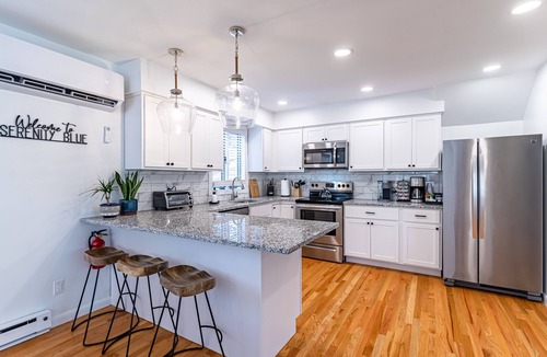 Bayville House | MIDCENTURY MODERN PARADISE - 4BD- HOT TUB🌊 - BAY BEACH🏖 ARCADE-BBQ- FIREPIT🔥!