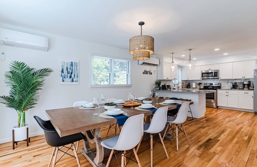 Bayville House | MIDCENTURY MODERN PARADISE - 4BD- HOT TUB🌊 - BAY BEACH🏖 ARCADE-BBQ- FIREPIT🔥!
