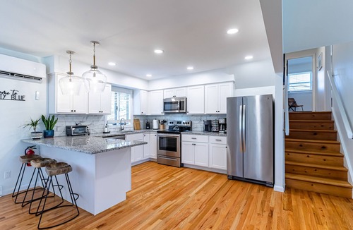 Bayville House | MIDCENTURY MODERN PARADISE - 4BD- HOT TUB🌊 - BAY BEACH🏖 ARCADE-BBQ- FIREPIT🔥!