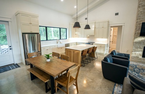 Hearne House | Midnight Oaks Retreat features privacy, and abundant space for r&r