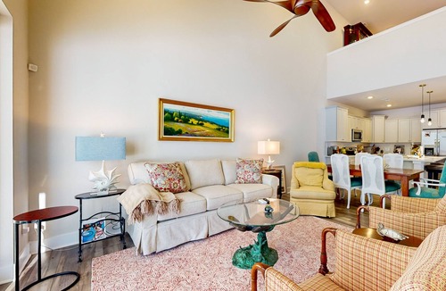 Frankford House | Milo's Haven pet friendly townhome w/shared pool, W/D & Free WIFI