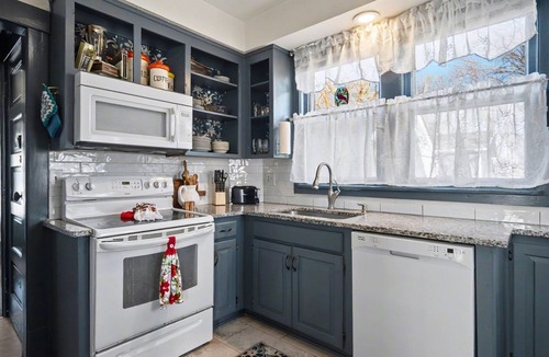 De Soto House | Mimi's Place: Victorian 3BR Home Near KC Weddings + WC26