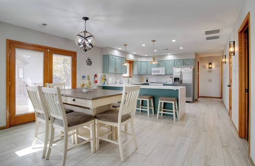 Brighton Cottage | Mini Golf & Hot Tub! Group Retreat in Brighton