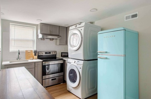 East Passyunk Crossing Apartment | Minimalist S Center City | GlobeNest