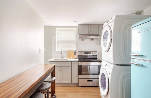 East Passyunk Crossing Apartment | Minimalist S Center City | GlobeNest