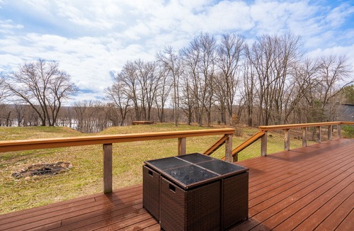 Somerset House | MINNeSTAY* Somerset River Retreat