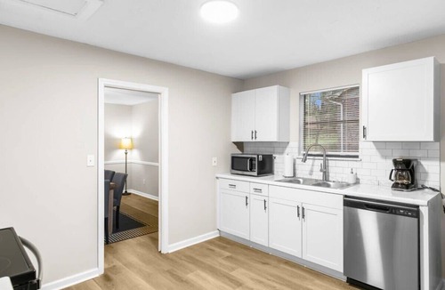 Crestline Heights House | Mins to Airport-Pool- Lake View-Newly Renovated!