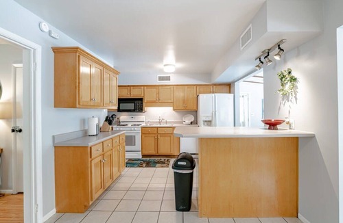 Mobile House | Mins to Dining & University