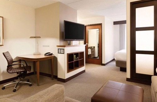 St. Johns Hotel | Minutes Away from Barton Springs! Pets Allowed, Outdoor Pool, FREE Parking!