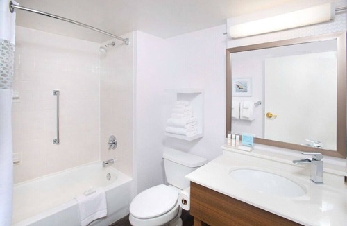 Parole Hotel | Minutes from History: Room w/Free Breakfast Near Downtown Annapolis