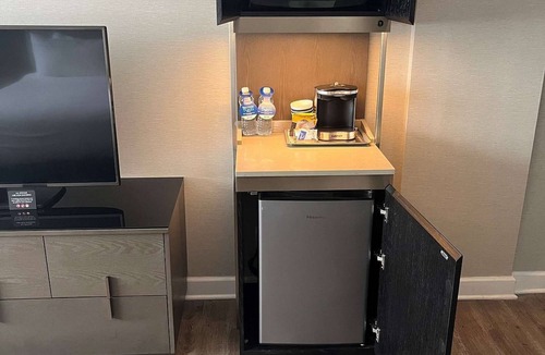 Pikesville Hotel | Minutes to Downtown Baltimore + Dining & Fitness