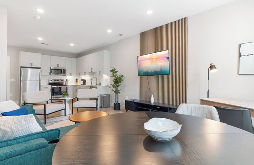 Northern Liberties Apartment | Modern 1-BD w/King Bed - Pier and Harbor Views! - Near Old City