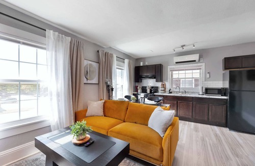 College Hill House | Modern 1 bed 1 bath unit Heart of College Hill