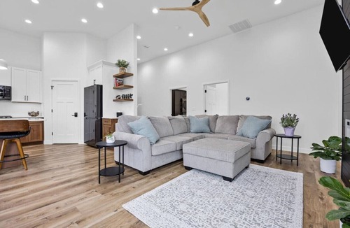 Oakdale House | Modern 1 Bedroom Suite at Lavender Farm