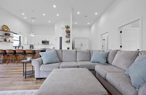 Oakdale House | Modern 1 Bedroom Suite at Lavender Farm