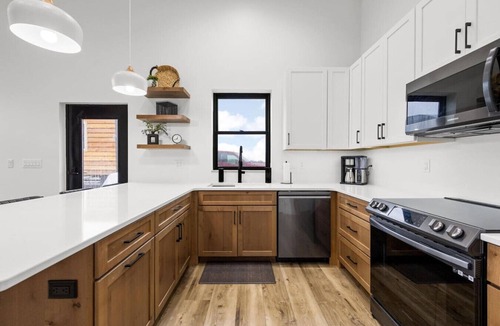 Oakdale House | Modern 1 Bedroom Suite at Lavender Farm