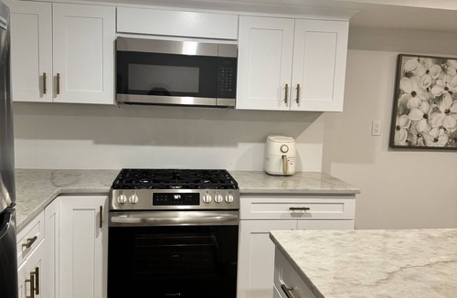 Communipaw Apartment | Modern 1 BR apartment in Downtown Jersey City near Light Rail and restaurants.