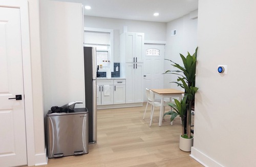 Washington Square West Apartment | Modern 1BR in Central Philly Near Hospitals, Parks, WiFi + Housekeeping