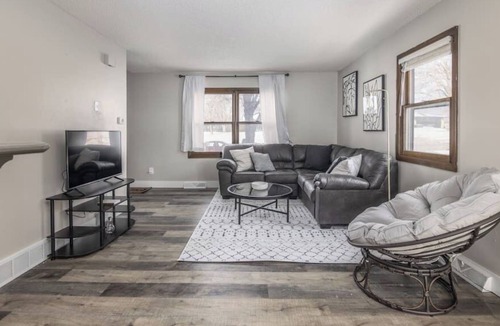 Clive House | Modern 2 Bedroom Townhouse in Quiet Neighborhood