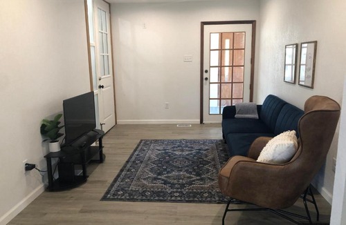 Des Moines Apartment | Modern 2 Bedroom with King near downtown w yard