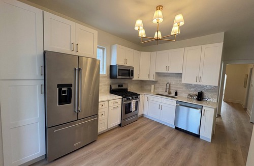 Irving Park East House | Modern 2B Irving Park Gem/Sleeps 5