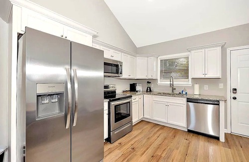 Huntsville House | Modern 2BR/2BA Home. Backyard, Patio, 500 Mbps. Near VBC, Arsenal & Space Center