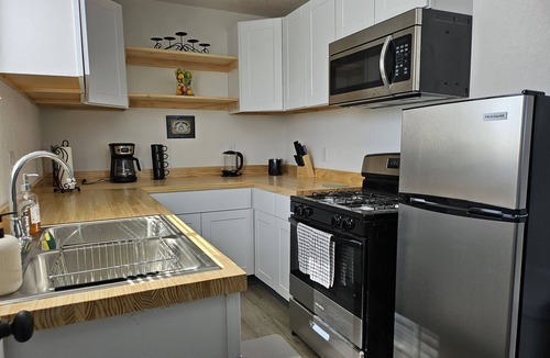 Des Moines House | Modern 3-bedroom, 3 minutes to DMS international Airport.