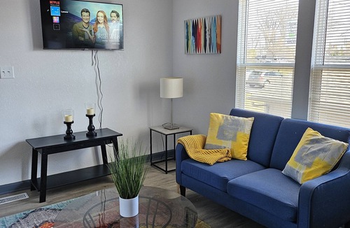 Des Moines House | Modern 3-bedroom, 3 minutes to DMS international Airport.