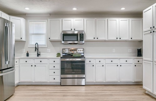 Lincoln House | Modern 3-bedroom detached space w/WiFi, kitchen, full-size fridge, living room