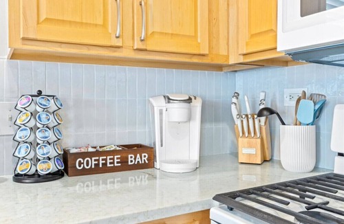 Gold Coast Condo | Modern 3 Bedroom w/Parking – Walk to Beach!