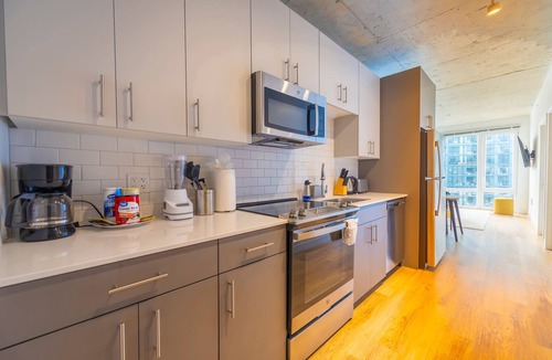 River North House | Modern 3BR Apartment Near North Ave Shops