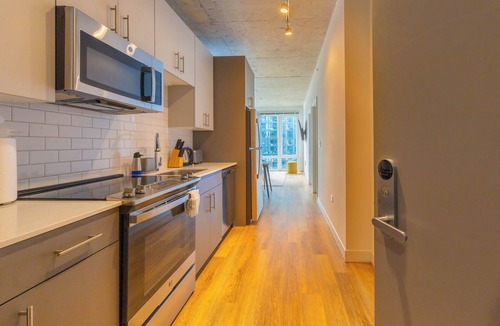 River North House | Modern 3BR Apartment Near North Ave Shops