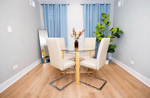 Edgewater Apartment | Modern 3BR Chicago Downtown Apartment Near Loyola University & Lakefront