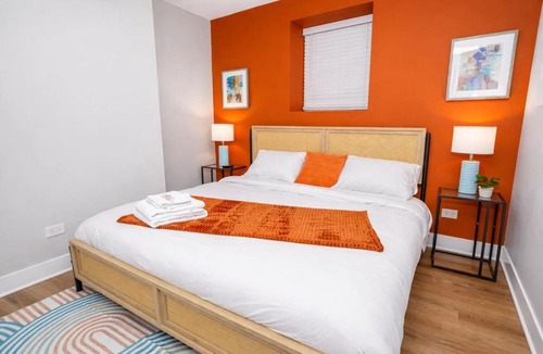 Edgewater Apartment | Modern 3BR Chicago Downtown Apartment Near Loyola University & Lakefront
