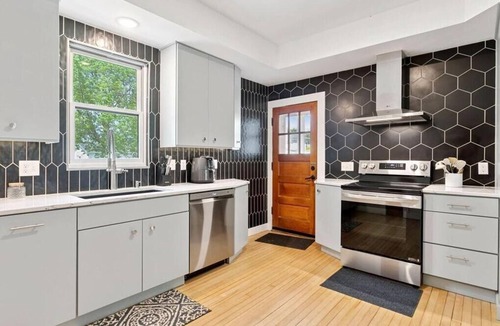 Hudson House | Modern 3BR Walk to River & Dining, 30+ Day Corporate & Relocation Housing