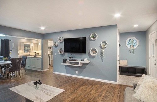 Omaha House | Modern 4BR Near Downtown, Chef Kitchen, Fenced Yard, EV Charger, W/D