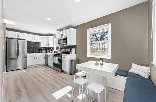 Shoreview House | Modern 4BR Retreat Near MPLS Spacious & Cozy