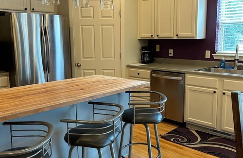 West Des Moines House | Modern 6BR West Des Moines Home with Outdoor Oasis