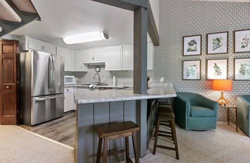 Fontana Condo | Modern Abbey Springs Condo Pools, Private Beach, Golf Cart & Lake Life