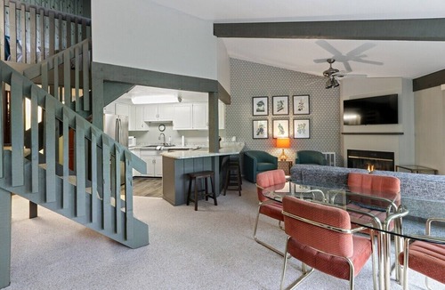 Fontana Condo | Modern Abbey Springs Condo Pools, Private Beach, Golf Cart & Lake Life