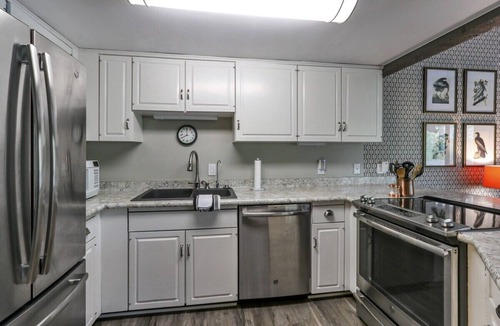 Fontana Condo | Modern Abbey Springs Condo Pools, Private Beach, Golf Cart & Lake Life