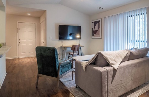 Richmond Apartment | Modern Apartment in Prime Location (ID6628X58)