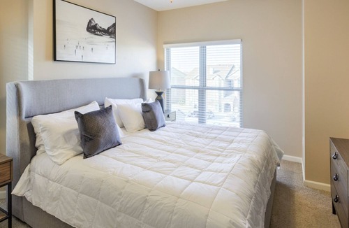 Omaha Apartment | Modern Apartment in Prime Location (ID8708X13)