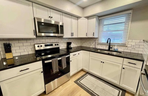 Joslyn Castle Apartment | Modern Apartment Near UNMC & Walkable Dining